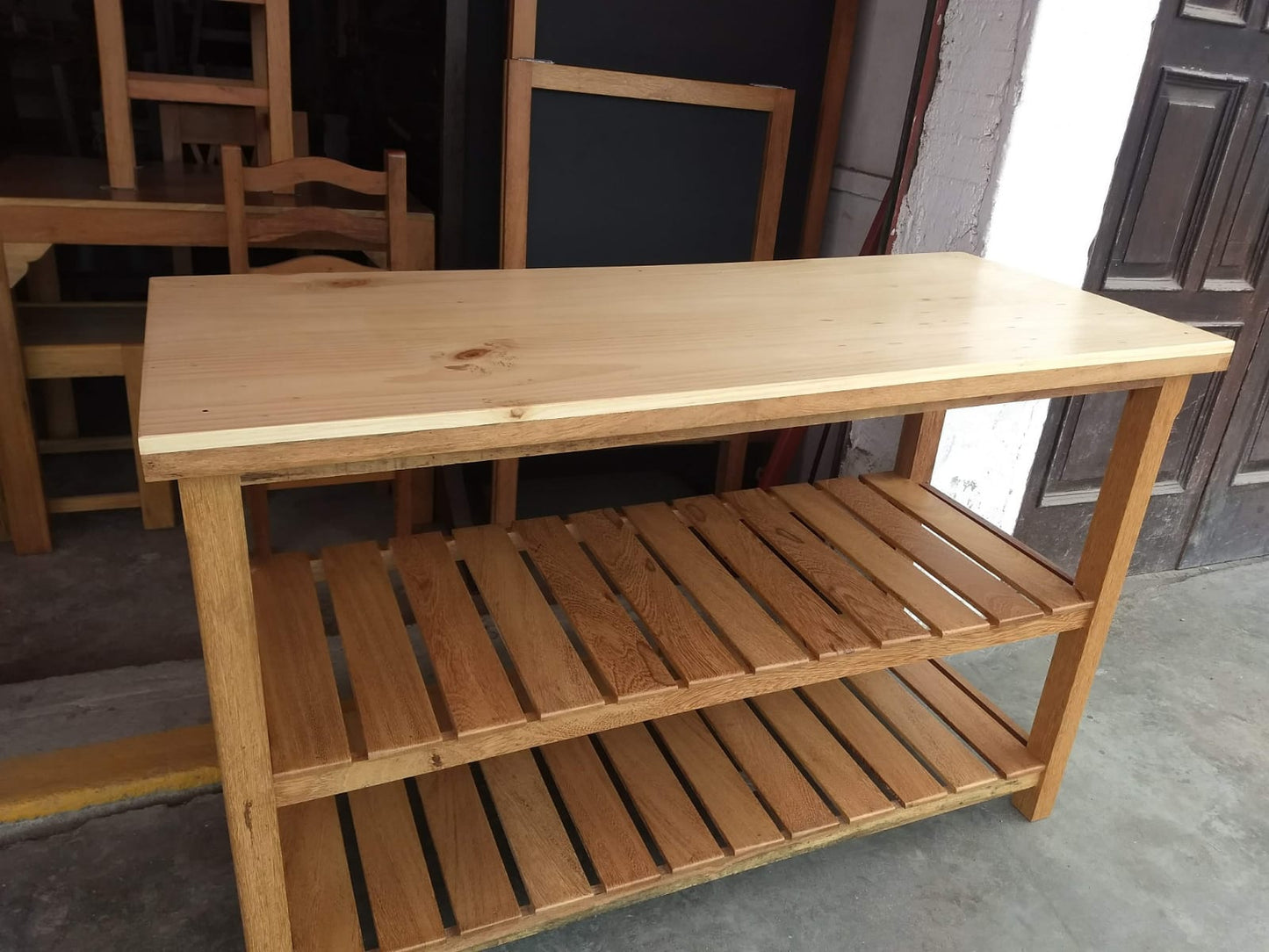 Mesa auxiliar de madera